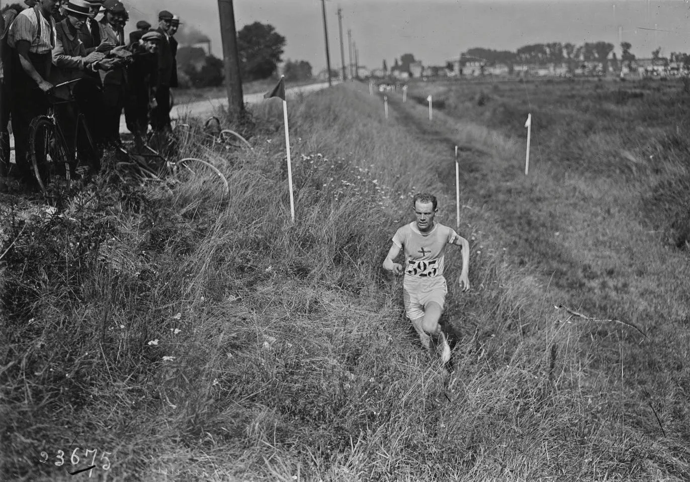 Paavo Nurmi leading the field in the 1924 Olympic cross-country race