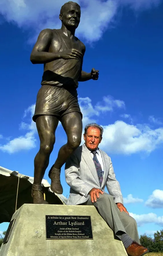 Arthur Lydiard standing in front of his statue in Auckland